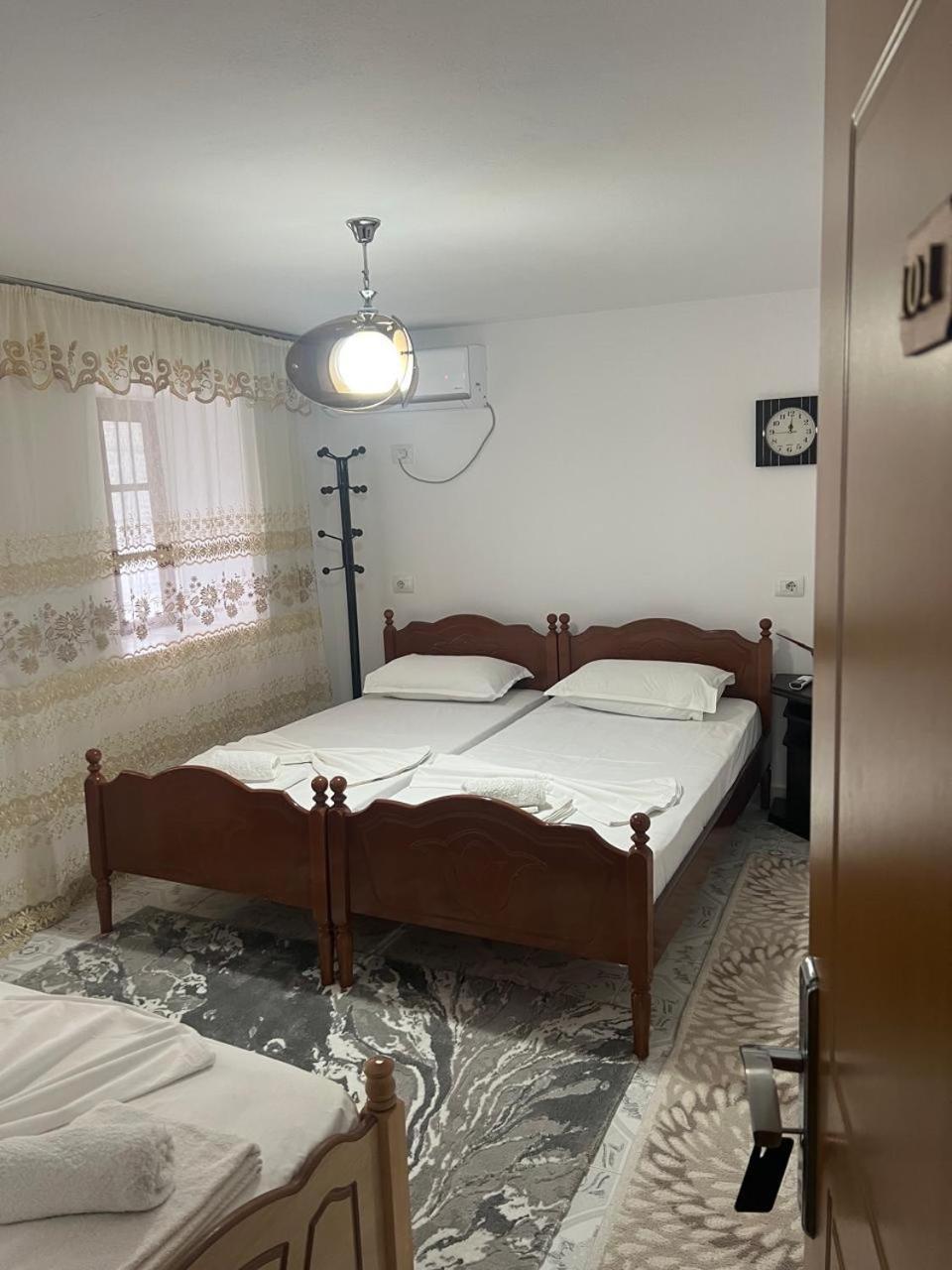 Guest House Lion 培拉特 外观 照片